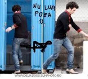 kevin 1 - Kevin Jonas la WC