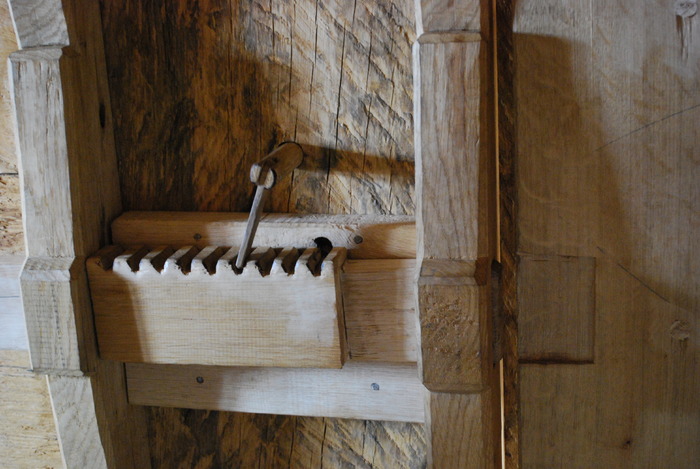 Mm 412; incuietoare la casa de lemn
