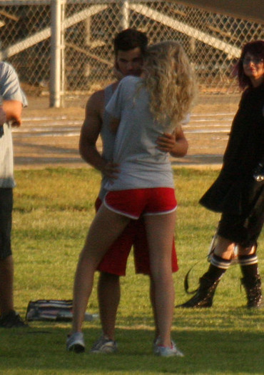 Taylor+Lautner+Flips+Taylor+Swift+CkiVVNvW25bl