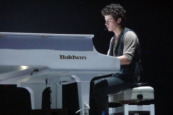 Nick JOnas perform - Nick Jonas-Performing the show Wembley