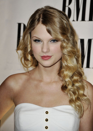BMI+57th+Annual+Pop+Awards+Arrivals+yxoFbseC-pol - Taylor Swift