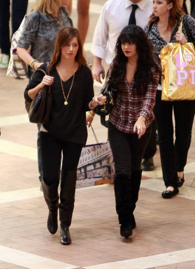 Vanessa Hudgens Ashley Tisdale Shopping Black 105GX-w5lekl - Ashley si Vanessa