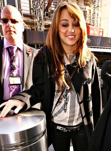 Miley+Cyrus+Out+London+M2lLMqrnfg0l - cele mai rare poze cu miley Cyrus