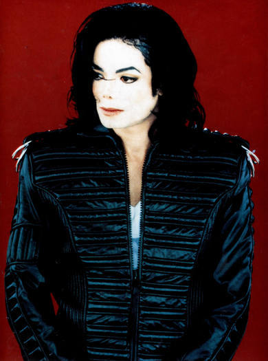 MBCDVLDDGTBQYMAYKTD - Poze Michael Jackson imbracat in uniforme