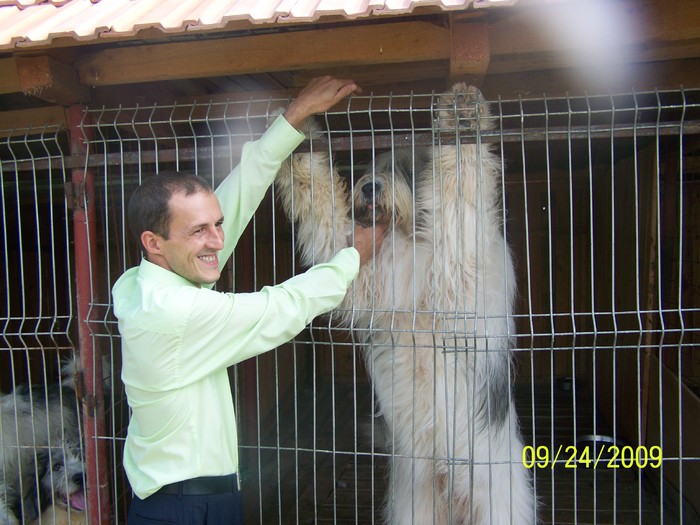 Sorin si ''micutul'' Joy; Sorin Simutiu proprietarul canisei APUSENI cu JOY tatal lui Angel.
