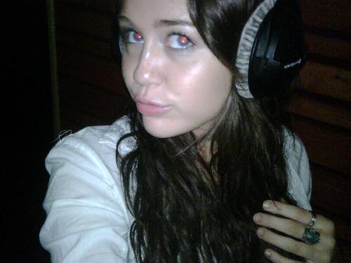 Miley danseaza in intuneric - Miley Cyrus rare pictures