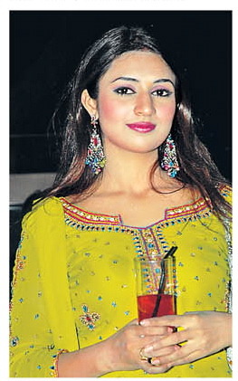 6jkog13 - Divyanka Tripathi