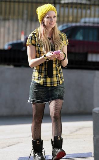 avril-lavigne-presents-her-colorful-clothing-line-2 - AVRIL LAVIGNE
