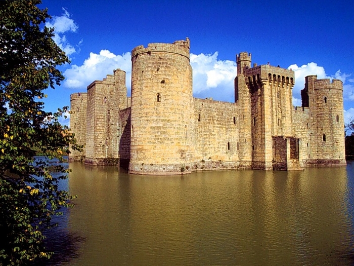 Bodiam Castle and Moat, East Sussex, England 1024