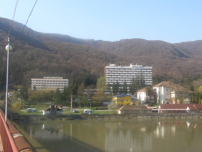 DOUA HOTELURI UNUL MAI INTERESANT CA ALTUL