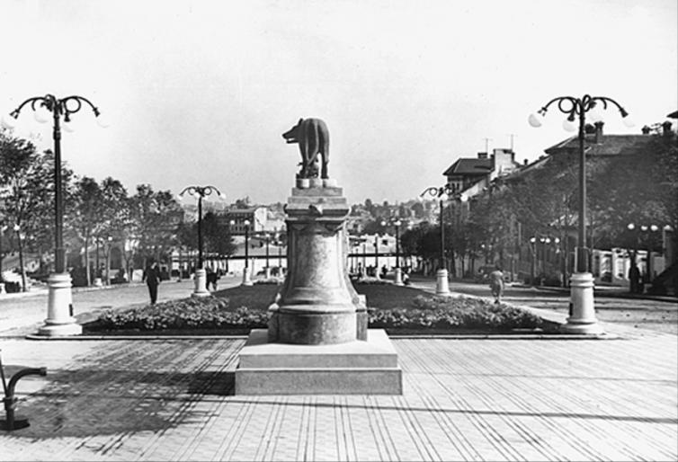 82. Statuia Lupoaicei pe Dealul Mitropoliei