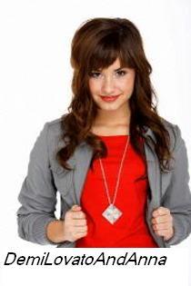 4 - Demi Lovato - Intr-o costumatie rosu gri negru si o niste botine superbe