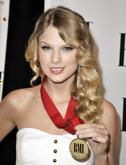 BMI+57th+Annual+Pop+Awards+Arrivals+kNgCuAhFdV-l - Taylor Swift