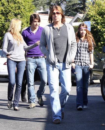 Miley Cyrus Family Arriving Church L5i4G1hfuKUl - miley si familia ei poze rare