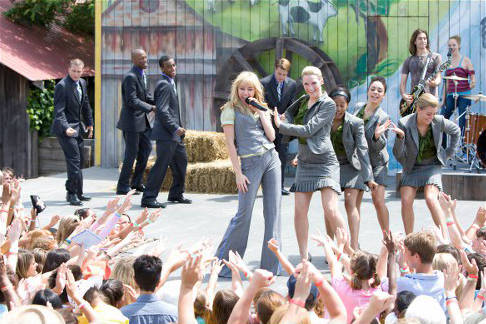 miley-cyrus_COM-hannahmontanathemovie-stills034