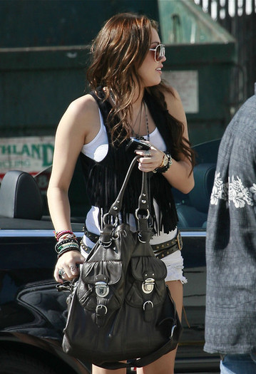Miley+Cyrus+Arriving+Studio+Burbank+aKVB7x7xf8bl[1] - Miley Cyrus