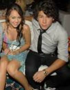 imagesCA1TEN3T - miley cyrus si nick jonas