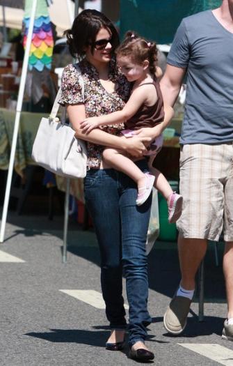 Selena Gomez Family Out Farmers Market 6V8Cibu_Osnl