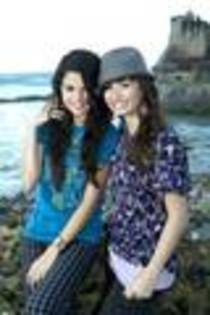 sel-dem-selena-gomez-and-demi-lovato-3933870-80-120