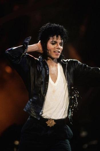 Alta miscare - Michael Jackson cantand sh dansand la concerte