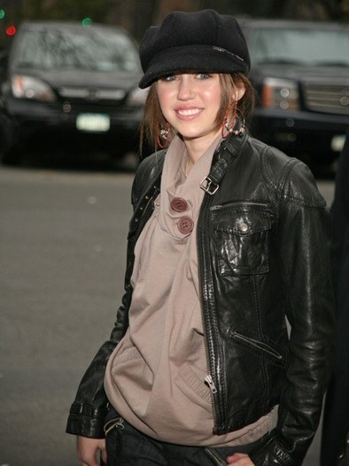 BSDRZZQZEJCLMJOIXFU - Miley in 2007 New York City