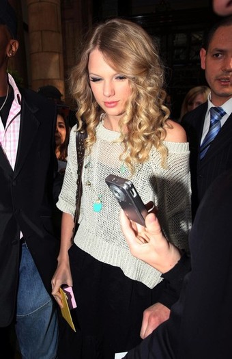 Taylor+Swift+Leaving+Landmark+Hotel+London+cmzYMqvLh5zl