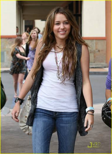 miley-cyrus-mandy-jiroux-lunch-02 - Miley Cyrus-Lady GaGa is the Real Hannah Montana