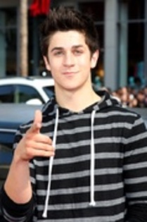 JQBNYOLYREXTIVMNEKP - david henrie