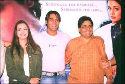 Arjun si Diya la Conferinta de presa a filmului DEEWAANAPAN - DEEWAANAPAN- 2001