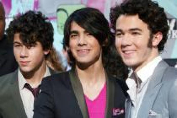 FKGABIVVAOBHBTRCGQD[1] - camp rock and Jonas Brothers