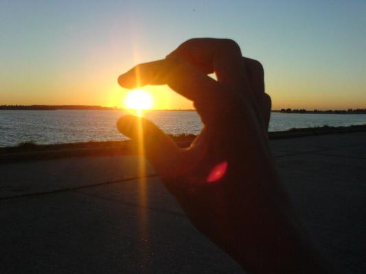 soarele intre degetele lui