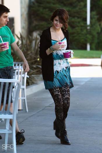 1g6hwi - Selena JULY 16th- At a Frozen Yogurt Shop in Hollywood