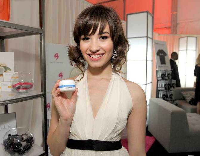 demilovato_net-amaarrivals5-0027 - 0-Demi Lovato-0