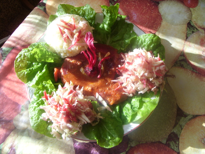 friptura cu garnitura de orez si salata de varza si mar