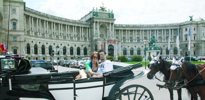 thumb_900_x_438_4043-156824-11foto1pozedoarptnoilaurasismileycutrasuralabibliotecanatviena