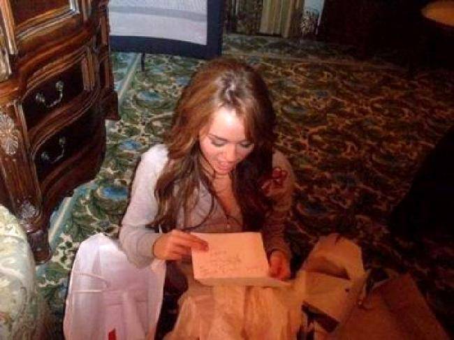 ULMDQNTKLEMXQRWKXYK - aici sunt doar poze cu miley cyrus-hannah montana