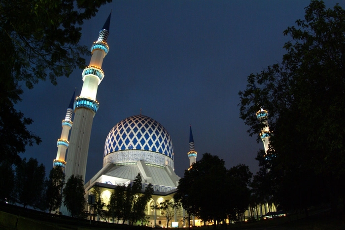 Sultan Salahuddin Abdul Aziz Shah Mosque in Selangor - Malaysia (night) - Islamic Architecture Around the World