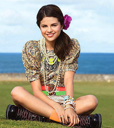 XUEAEPKJTIKRSHCOTNQ - Selena Gomez sh florile