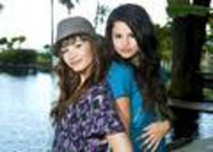 sel-dem-selena-gomez-and-demi-lovato-3933860-120-86 - Sely si Demy