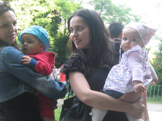 am 7 luni si in parc cu mario_29.05.2009 070 - eu si mario la 7 luni