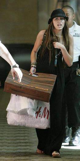 MileyCyrusPFbag[1] - miley la shopping