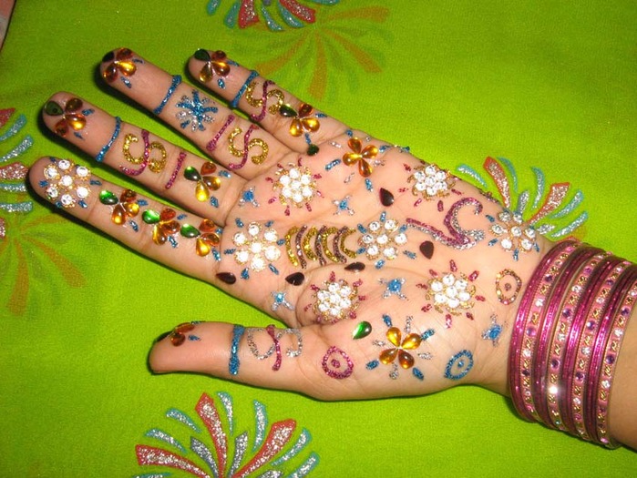 henna5 - Henna pe care o au indiencele pe maini si pe picioare cand se marita