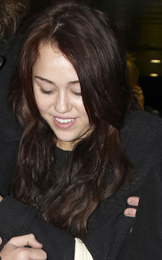 Miley-Arrives-in-London-miley-cyrus-9442903-500-800