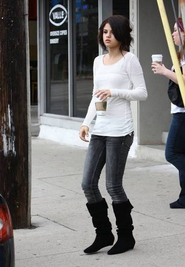 selenagomezfan_com-gettingcoffee-00 - Selena