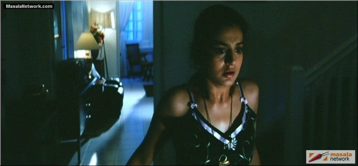 Pooja aude pianul sunand desi Rahul nu era acasa