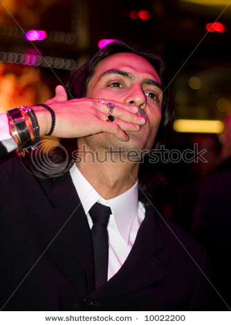 Arjun isi saluta fanii in Londra - OM SHANTI OM