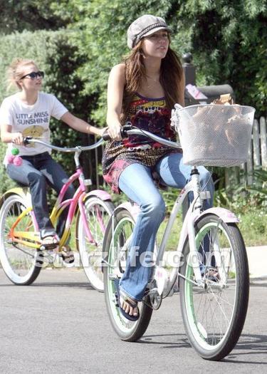 Emily-emily-osment-2161204-457-640 - emily and miley bike