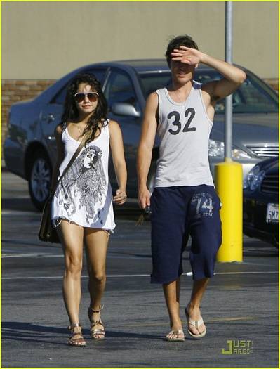 34788bl - Zac Efron si Vanessa Hudgens Panera Pair