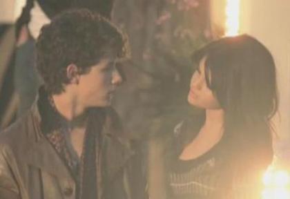 nick-jonas-selena-gomez-burnin-up-thumb-400x274