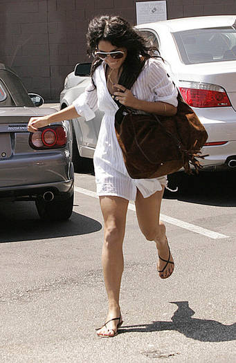 Vanessa Hudgens Running Out Rite Aid L-PFCAsMb85l - paparazzi